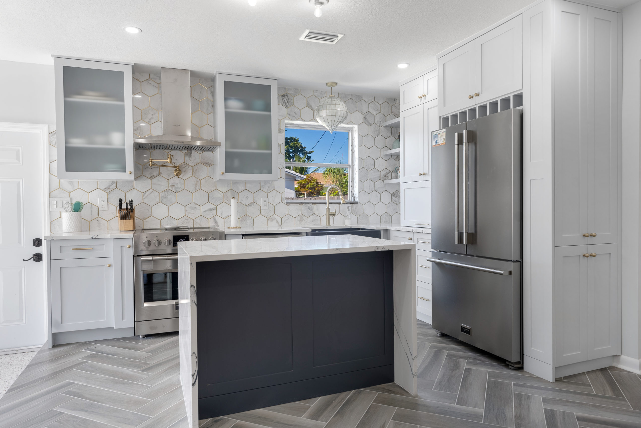 Read more about the article How to Integrate Smart Technology into a Kitchen Remodel (2024)