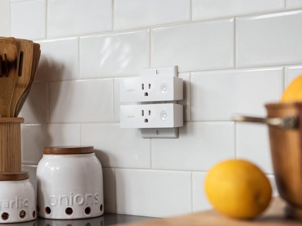 How to Use Smart Plugs in the Kitchen