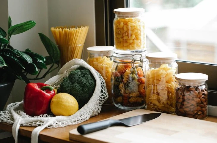 How to use smart kitchen gadgets for food preservation